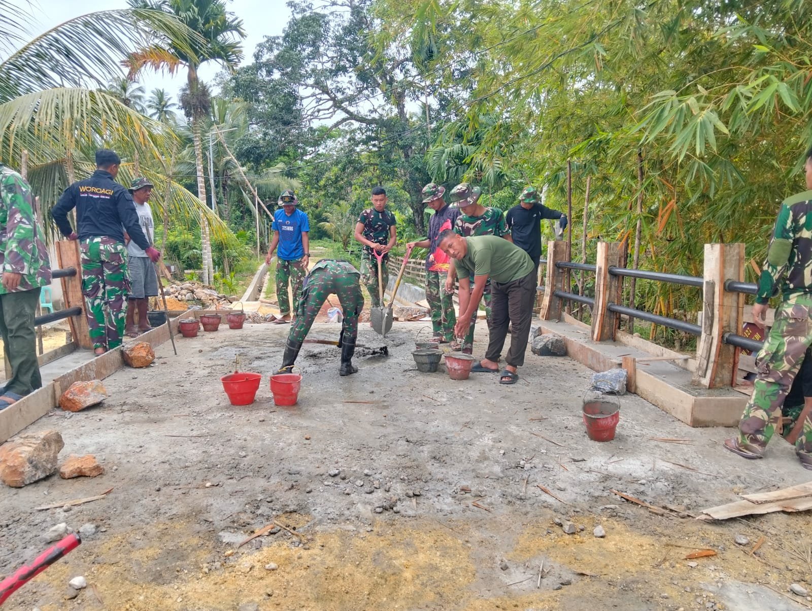 Satgas TMMD 127 Cor Tiang Pagar Jembatan Sambuli, Utamakan Aspek Keselamatan