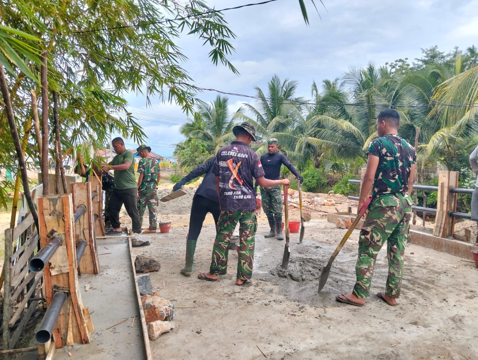 Gotong Royong di Sambuli, Satgas TMMD 127 dan Warga Perkuat Pagar Jembatan