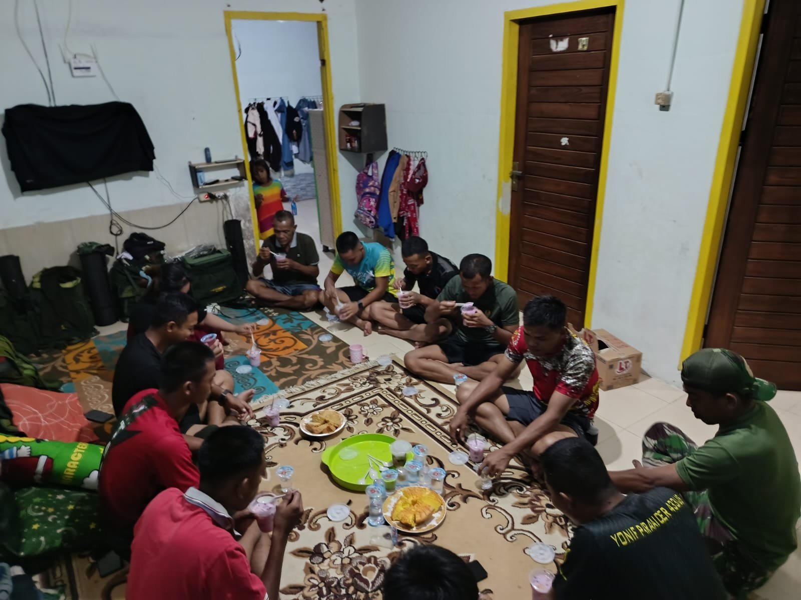 Buka Puasa Penuh Keakraban, Satgas TMMD 127 Pererat Silaturahmi di Petoaha