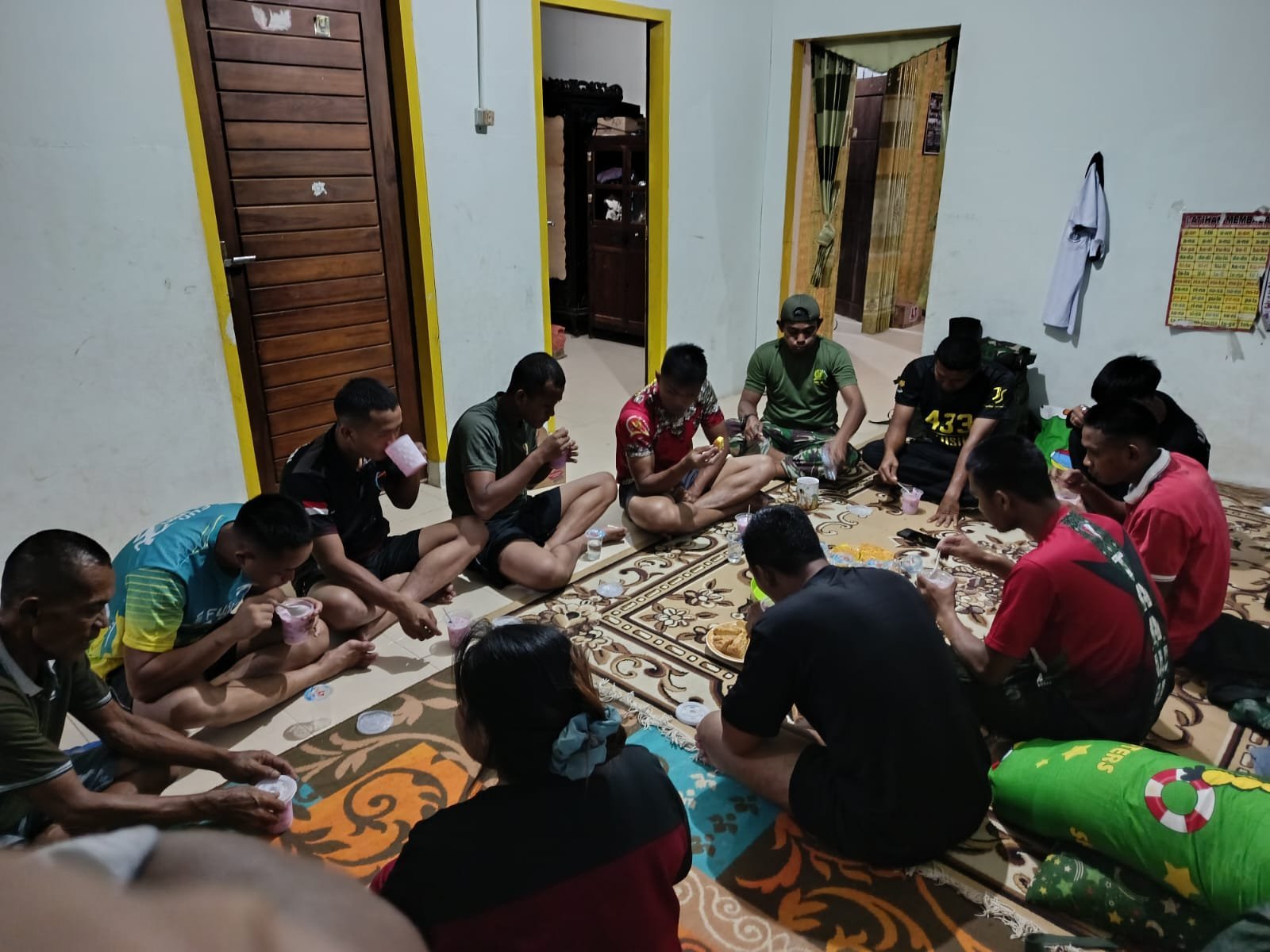 Sederhana Namun Bermakna, Satgas TMMD 127 dan Warga Petoaha Nikmati Kebersamaan Saat Berbuka