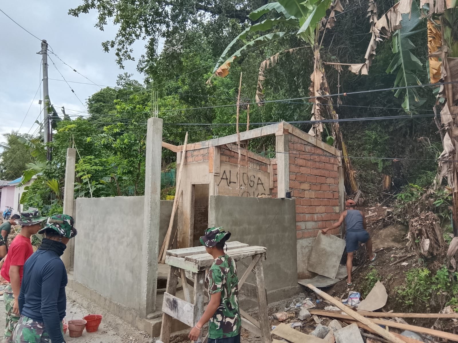 Dari Kumuh Jadi Bersih, Satgas TMMD 127 Revitalisasi MCK Warga Sambuli