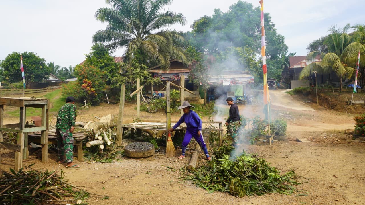 Satgas TMMD ke-127 Kodim 1015/Sampit Pererat Kekeluargaan dengan Orang Tua Asuh