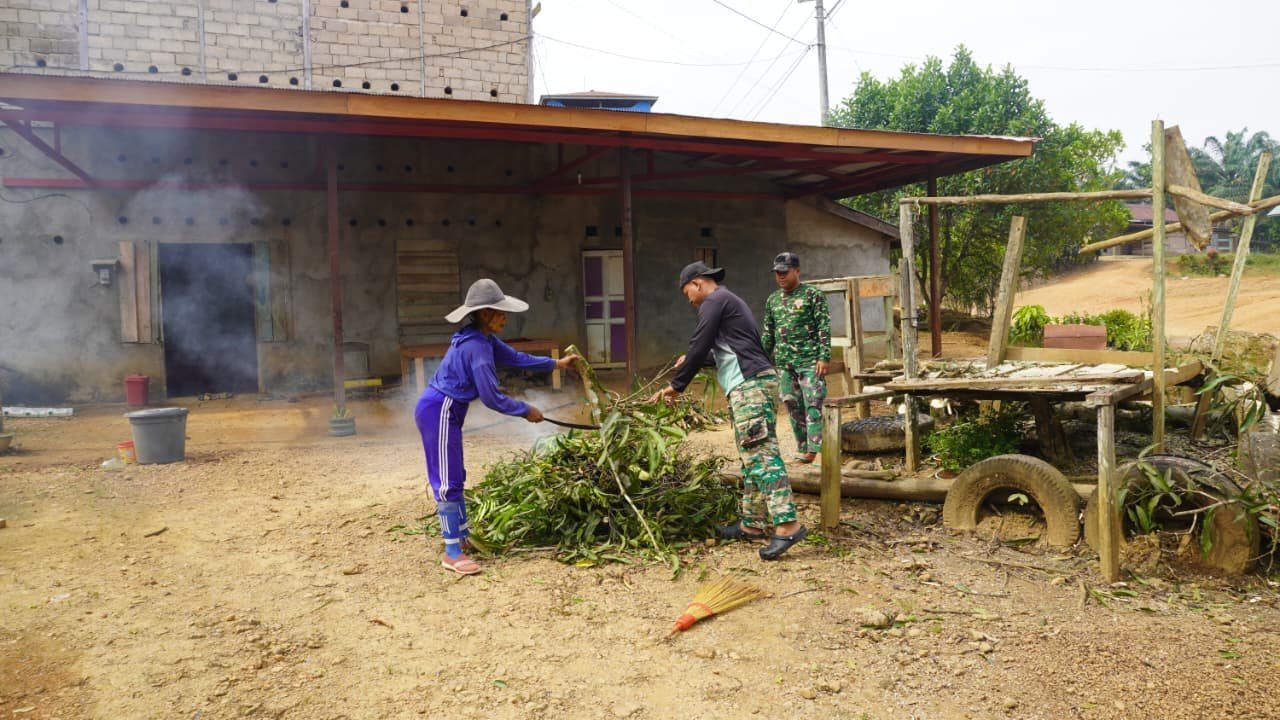 Orang Tua Asuh Terharu, Prajurit TMMD 127 Kodim 1015/Sampit Aktif Bantu Pekerjaan Rumah