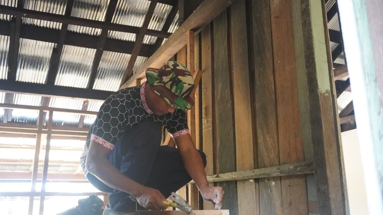 Meski Hari Libur, Satgas TMMD ke-127 Tetap Genjot Rehab RTLH di Bukit Indah