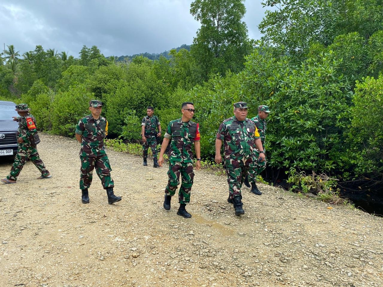 Ketua Tim Wasev Tinjau Pembukaan Jalan TMMD 127 Kodim 1804/Kaimana di Kampung Marsi