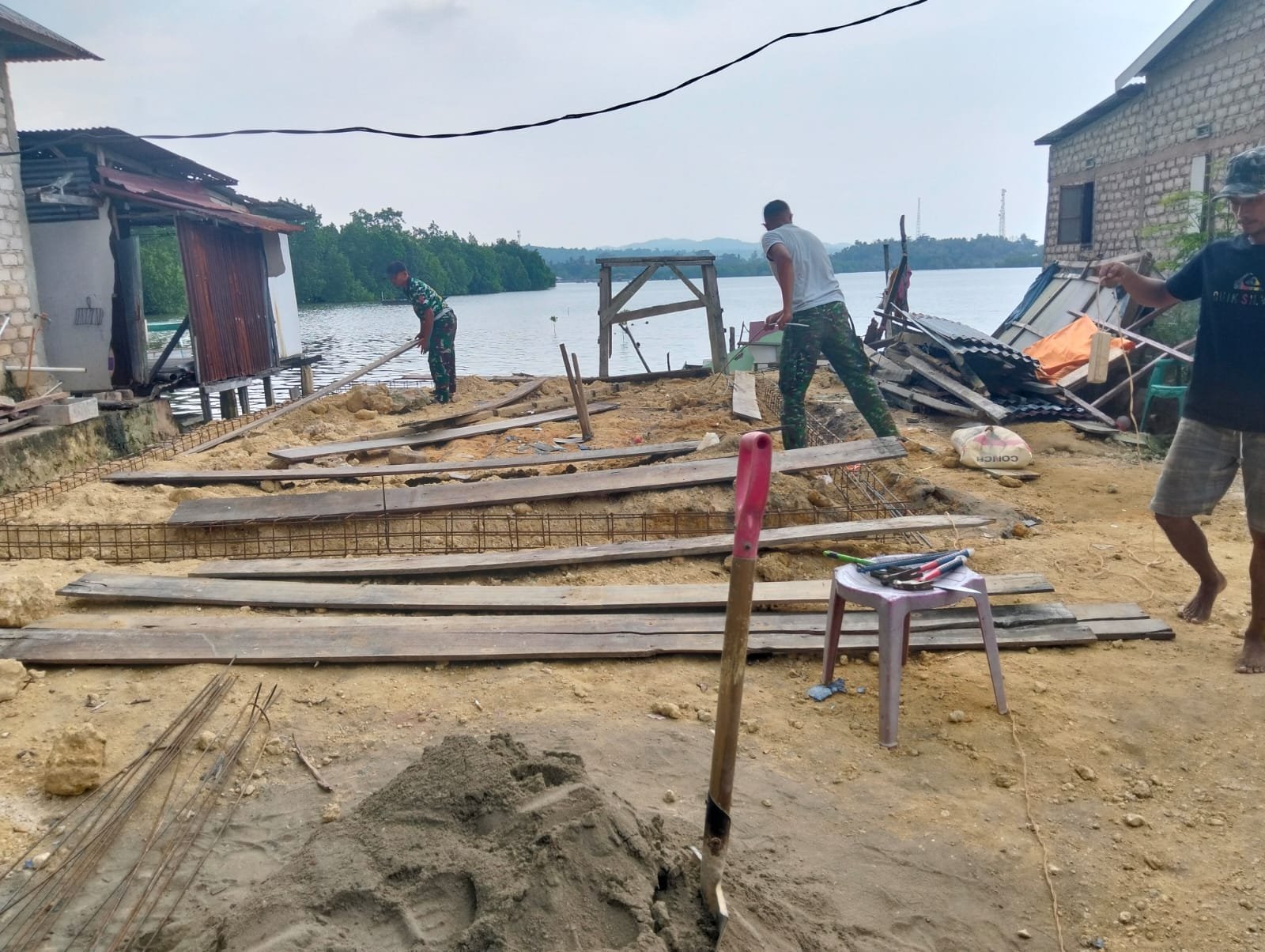 Kemanunggalan TNI-Rakyat Warnai Pemasangan Rangka Besi RTLH TMMD di Nambo