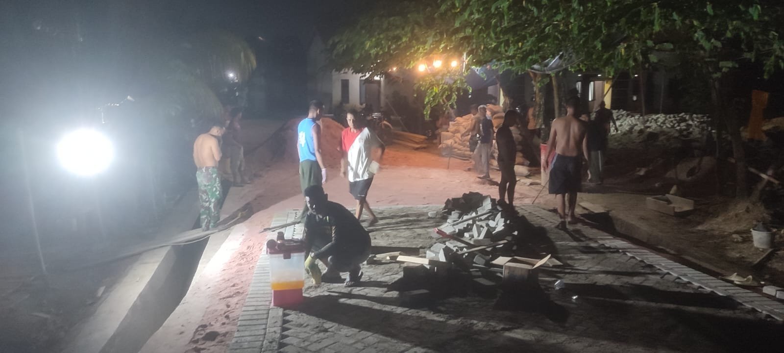 Satgas TMMD 127 dan Warga Anggoeya Lembur Selesaikan Jalan Paving Blok