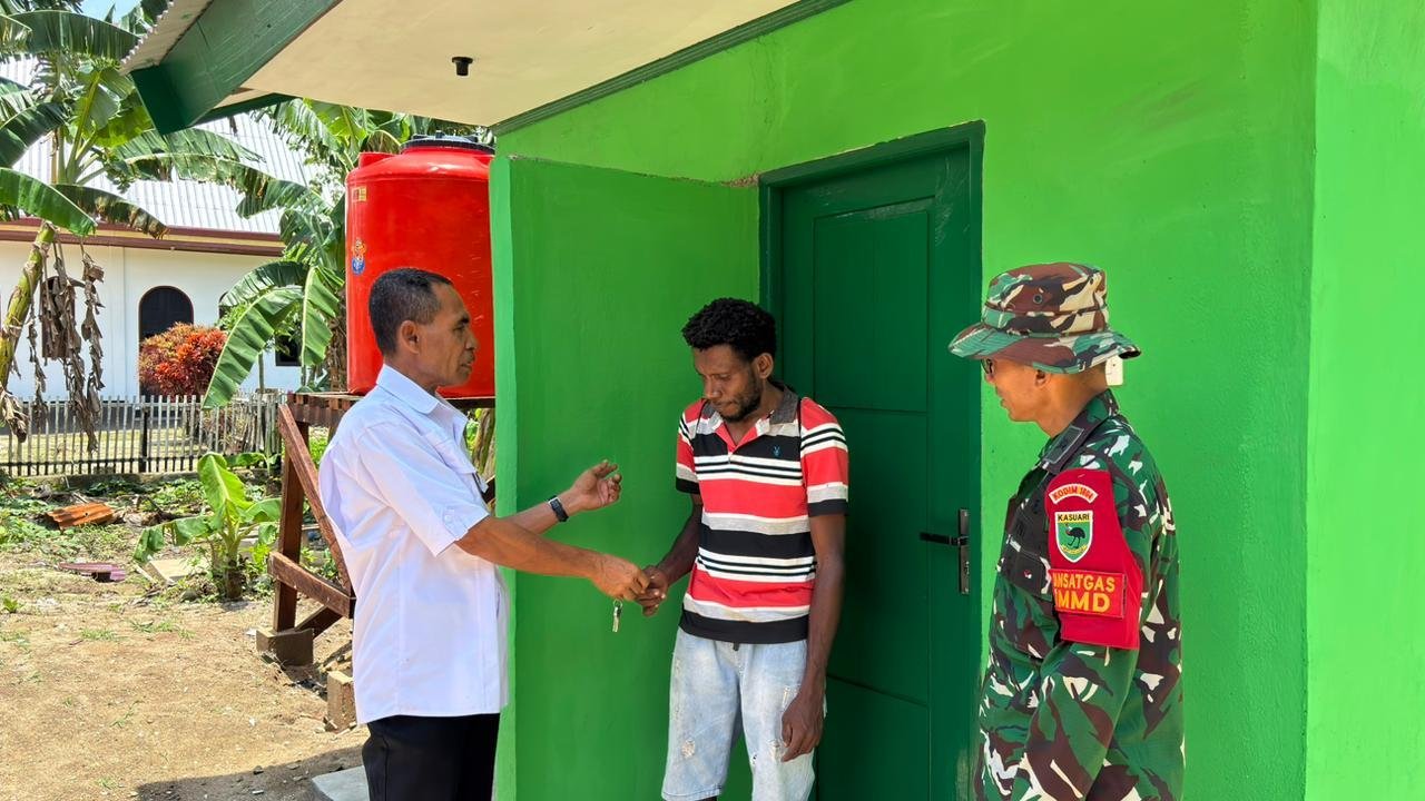 Dansatgas TMMD 127 Kodim 1804/Kaimana Dampingi Sekwan Serahkan Kunci Rumah kepada Warga Kampung Sisir