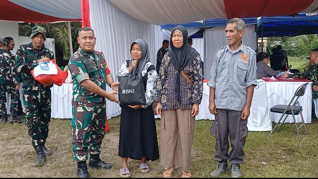 Warga Gembira Terima Bantuan Sembako pada Pembukaan TMMD Ke-128