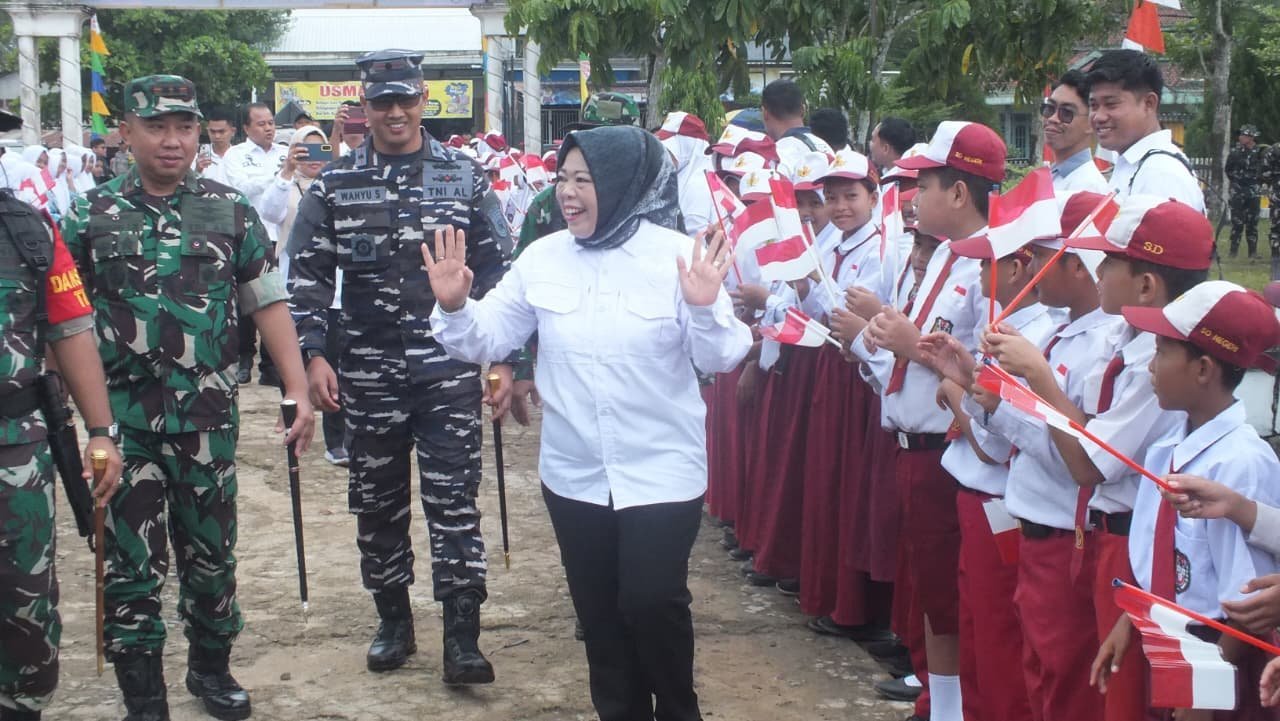 Semarak Pembukaan TMMD Ke-128, Pelajar Sambut Meriah Kedatangan Bupati Kobar