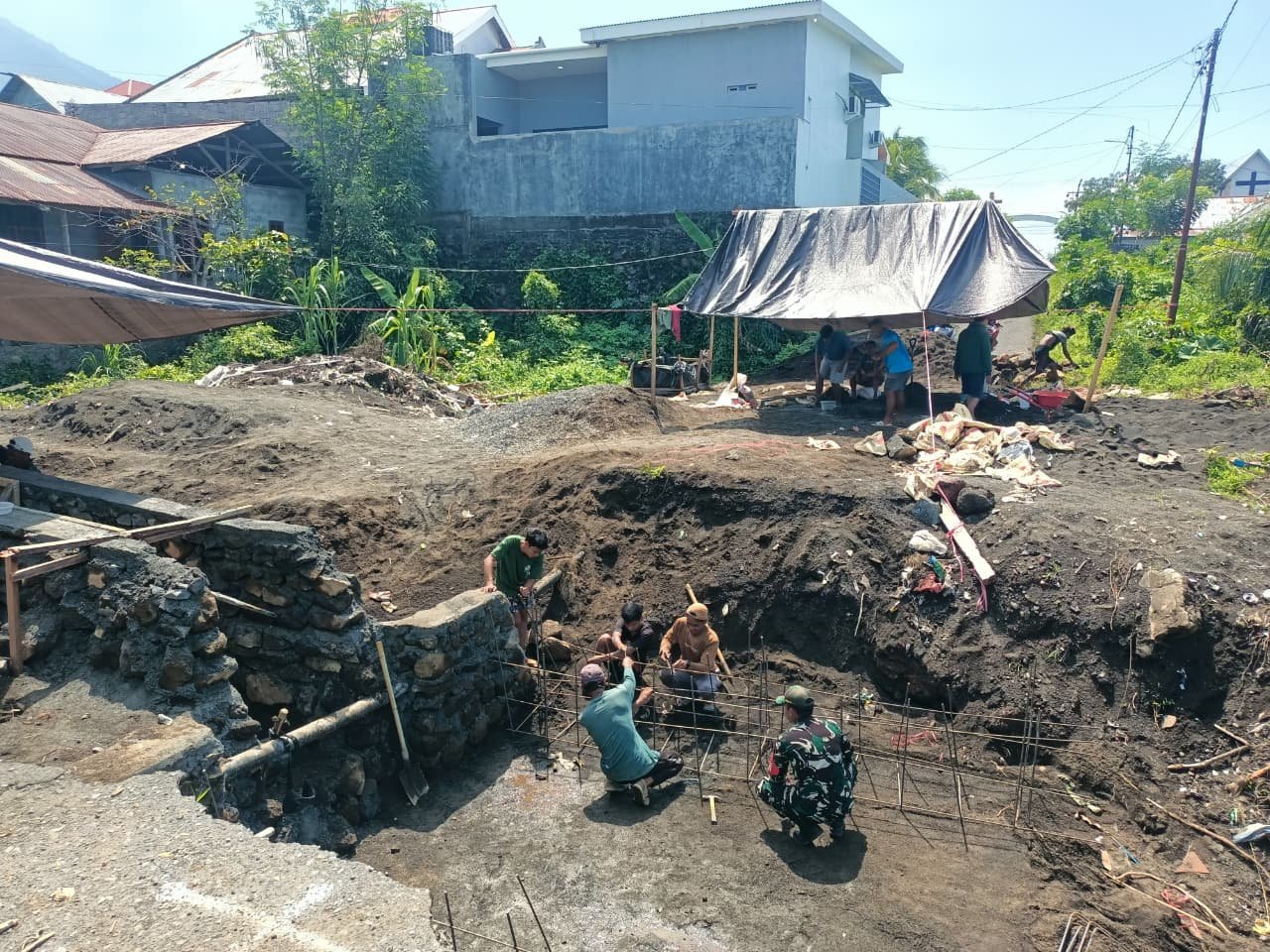 Demi Segera Terwujudnya Jembatan Beton Garuda, Warga dan Babinsa Turun Bantu Proses Pekerjaan