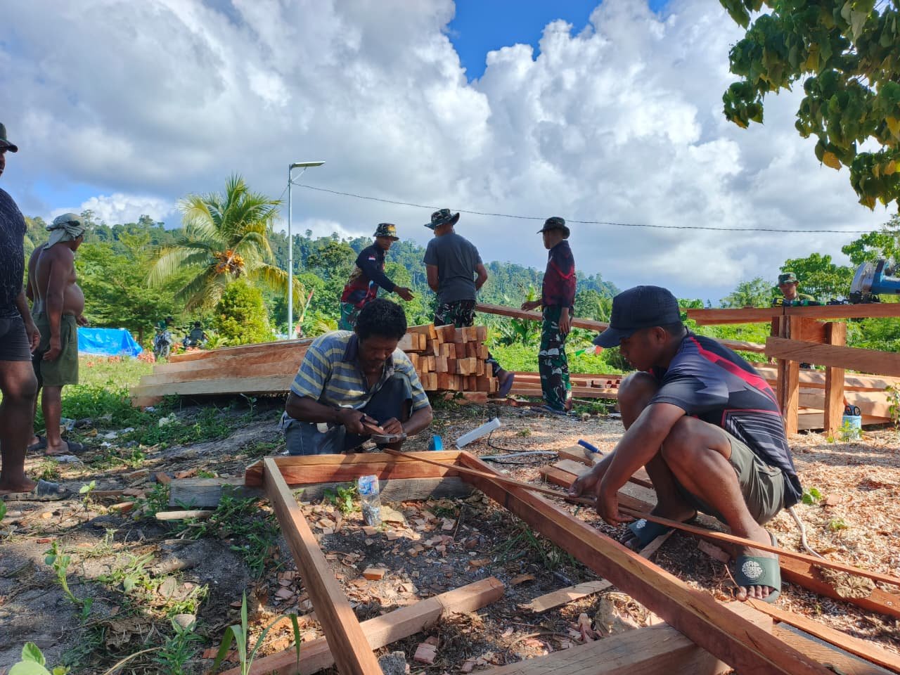 Kemajuan TMMD ke-128 Kodim 1801/Manokwari: Fokus pada Penyelesaian Pondasi dan Kusen Rumah Warga