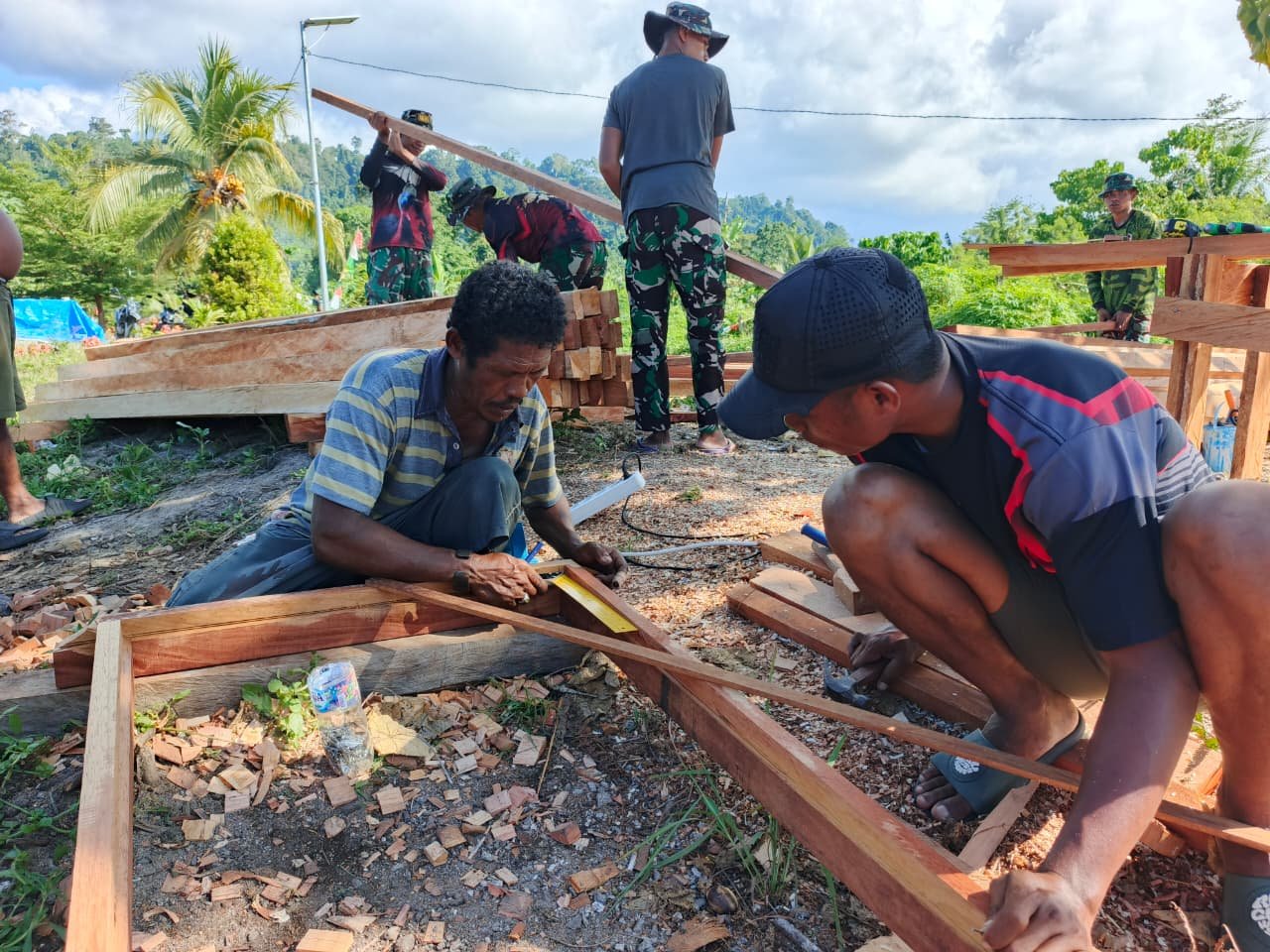 Sinergi Pembangunan, Satgas TMMD Kodim 1801/Manokwari Kolaborasi dengan Warga dalam Pengukuran Kusen