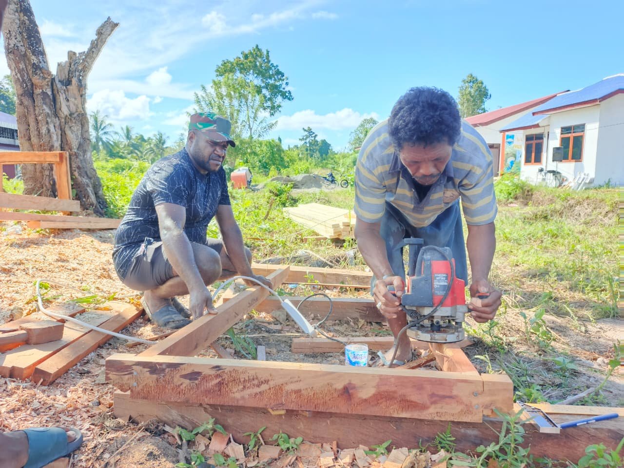 Kolaborasi dalam Estetika di TMMD, Warga Berkontribusi pada Desain Kusen di Manokwari Utara