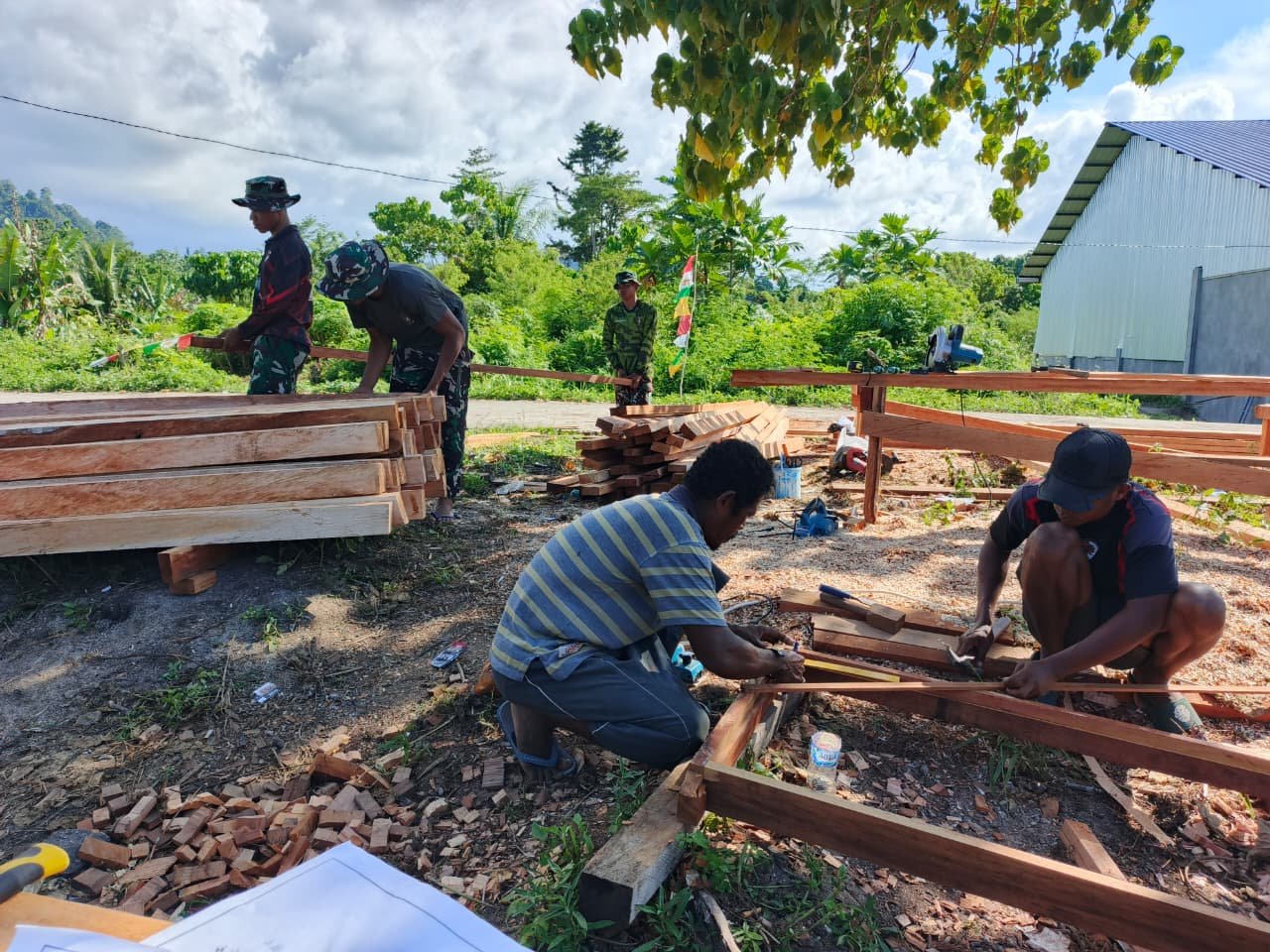 Kebersamaan dalam Pembangunan Kusen Program TMMD Kodim 1801/Manokwari