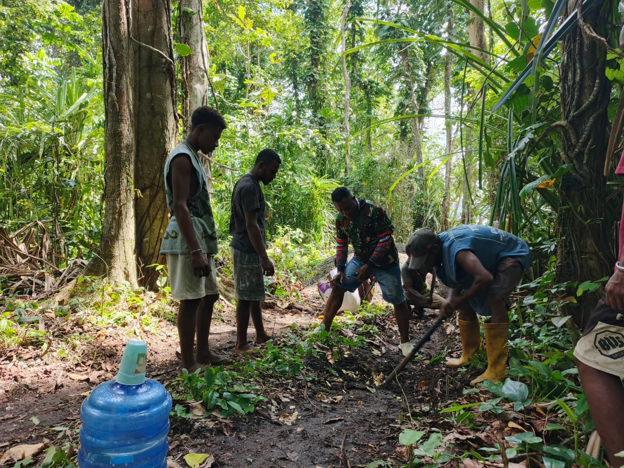 Kolaborasi Bersama Masyarakat, Babinsa Kodim 1801/Manokwari Ratakan Jalan TMMD ke-128