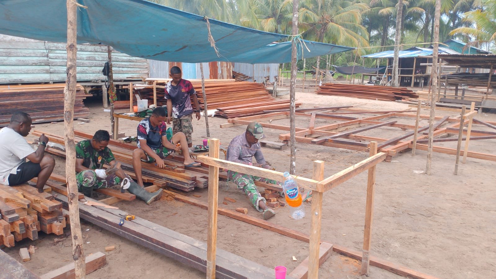 Pelaksanaan Hari Kedua TMMD Ke-128: Penekanan Pada Pembangunan Perumahan di Kampung Keakwa