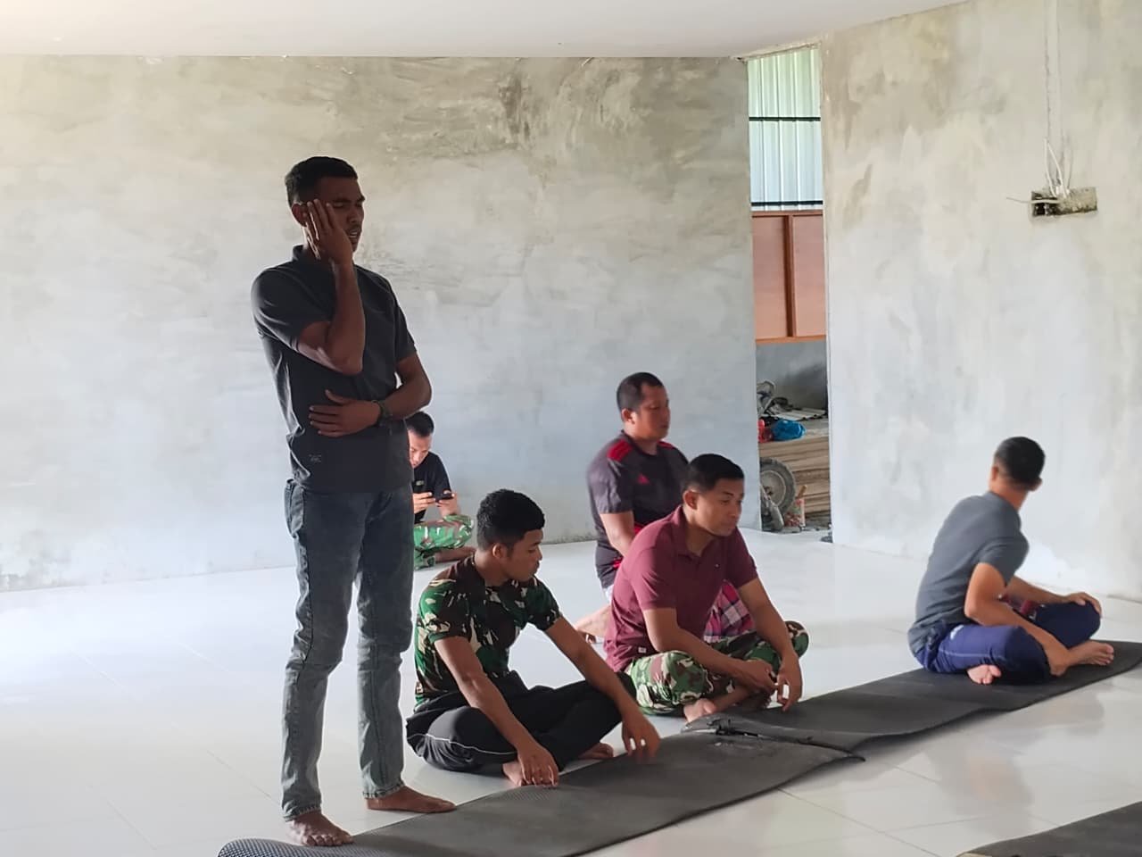 Kebersamaan Satgas TMMD 128 Kodim 1801/Manokwari Dalam Sholat Jumat di Kampung Tanah Rubuh