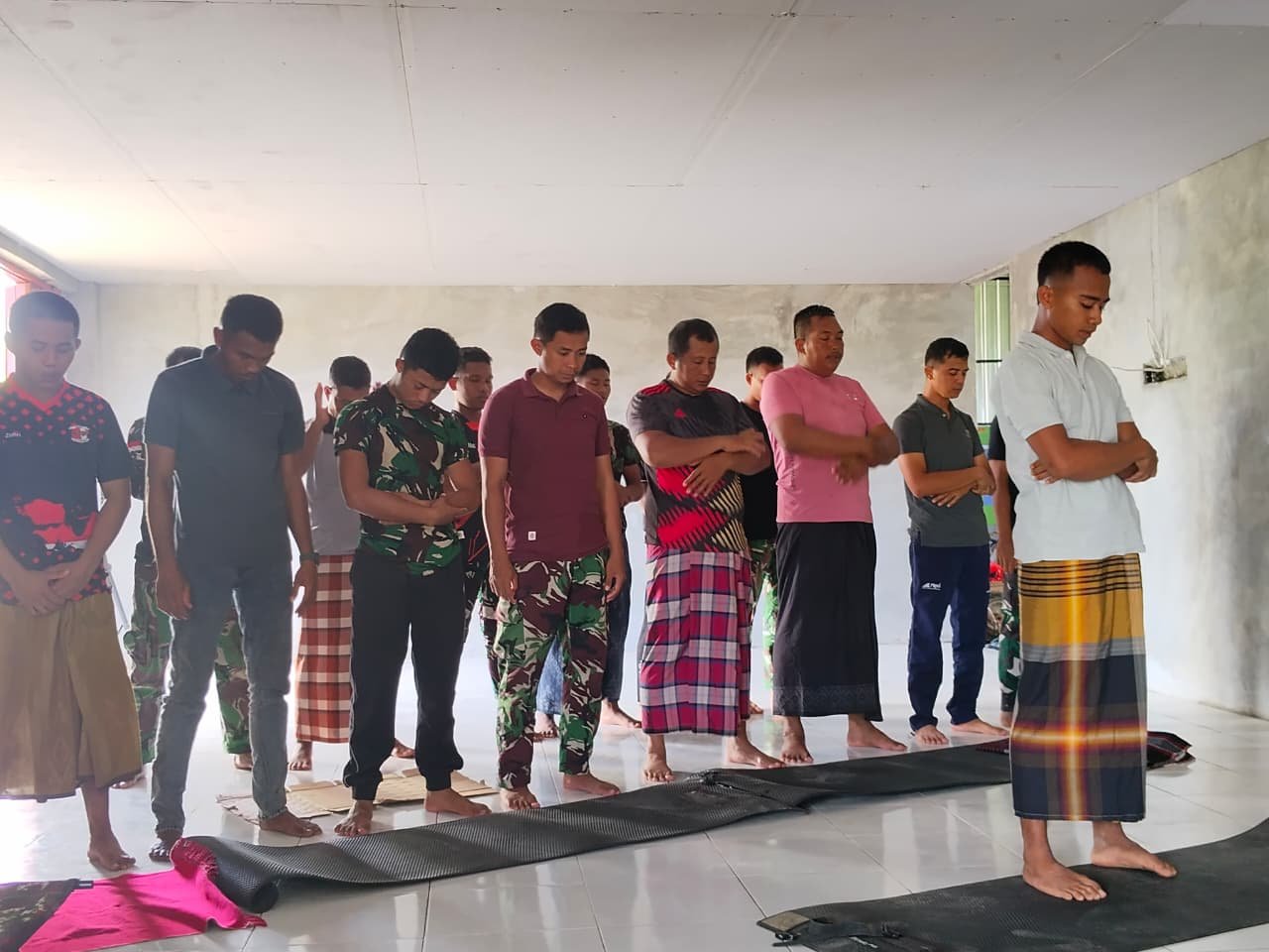 Kebersamaan Tanah Rubuh: Satgas TMMD Sholat Jumat Bersama Warga