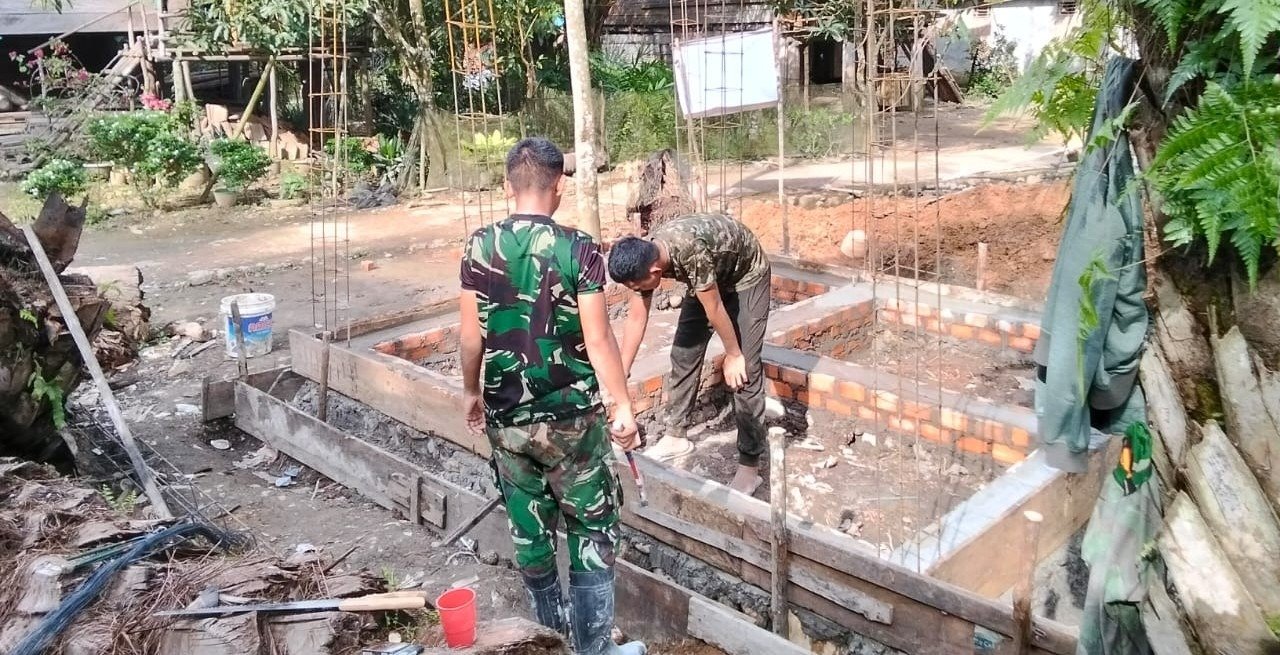 Satgas TMMD 128 Kodim 0405/Lahat Lanjutkan Pembangunan MCK Usai Pengecoran Dasar