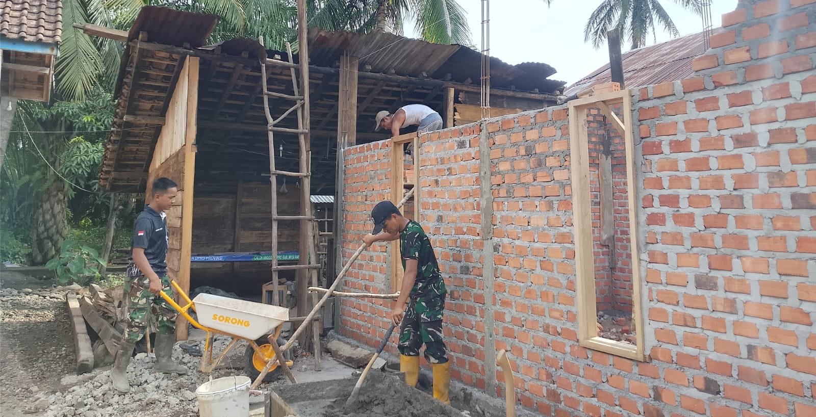 Efisien dan Cepat, Satgas TMMD 0405/Lahat Gunakan Sorong Angkut Material