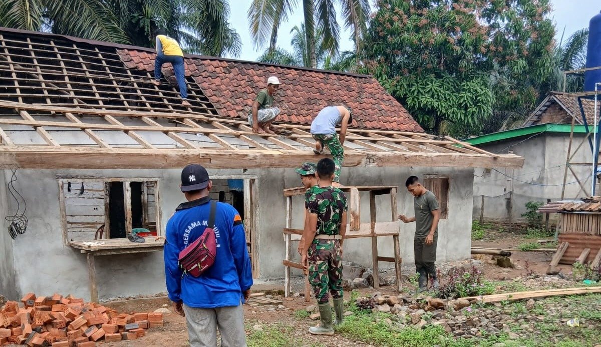Pengerjaan Rehabilitasi RTLH TMMD ke-128 di Lahat Menginjak Tahap Pembongkaran Atap