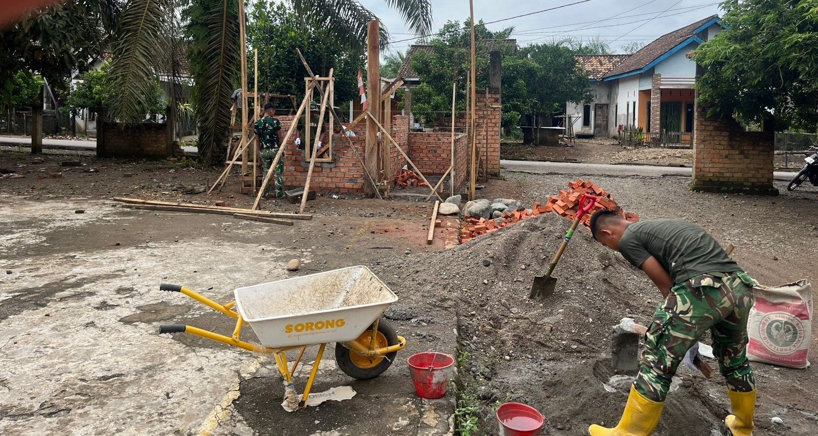 Sinergi Dalam Pembangunan, Satgas TMMD 128 Kodim 0405/Lahat Resmikan Poskamling