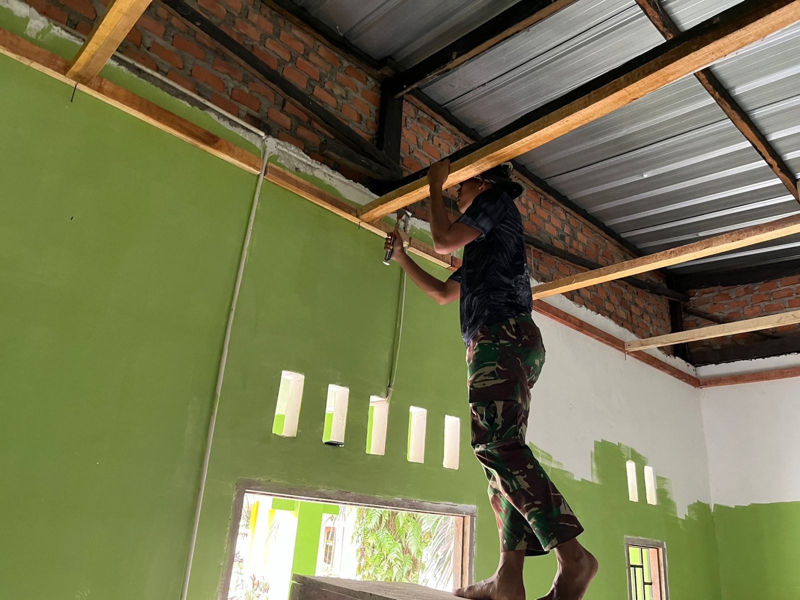 Pembangunan Mushola Ar-Rasyid: Satgas TMMD 128 Kodim 0405/Lahat Lanjutkan Pemasangan Plafon