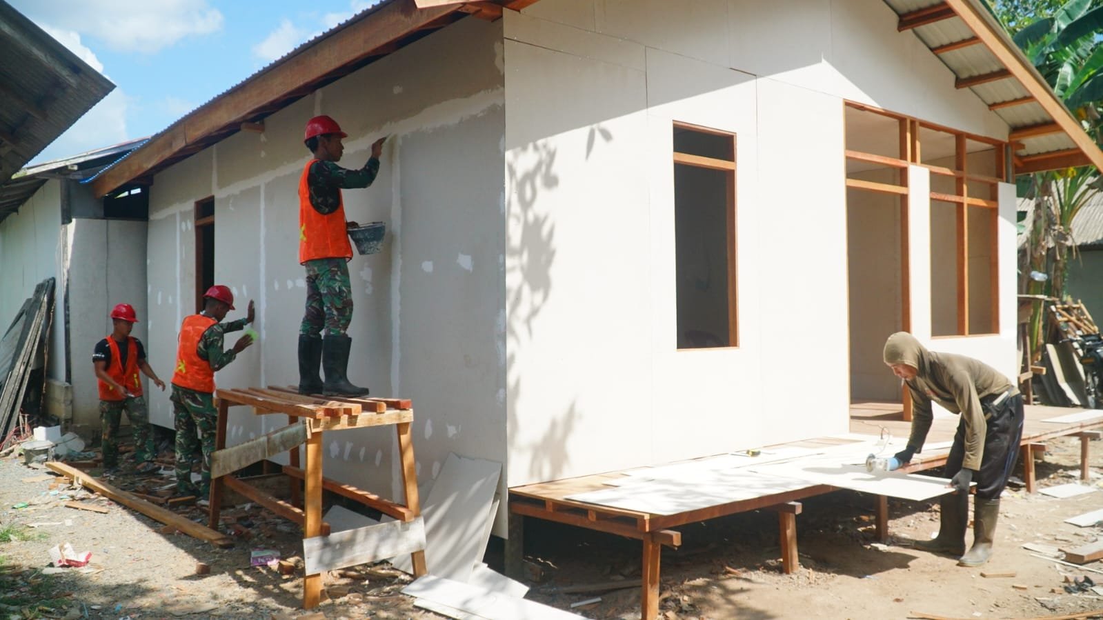 Pemasangan Dinding Kalsibut Sebagai Upaya Meningkatkan Kualitas Rumah Layak Huni