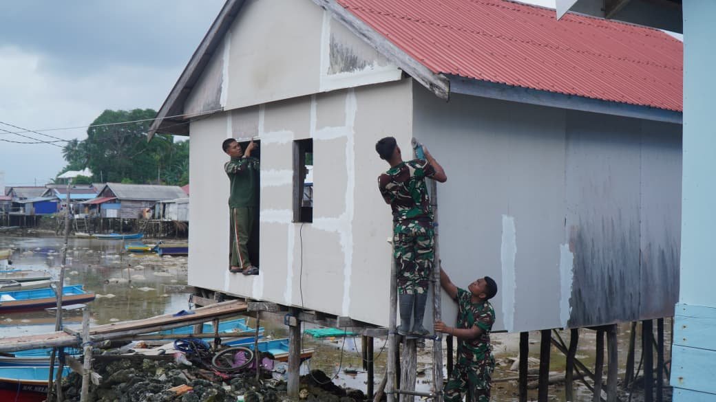 Penambahan Dinding dan Aplus pada Renovasi RTLH di Desa Polewali