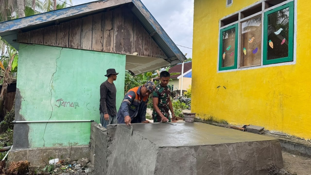 Kerjasama Satgas TMMD dan Warga dalam Proyek Pemasangan Tandon Air di SDN Pulau Dua
