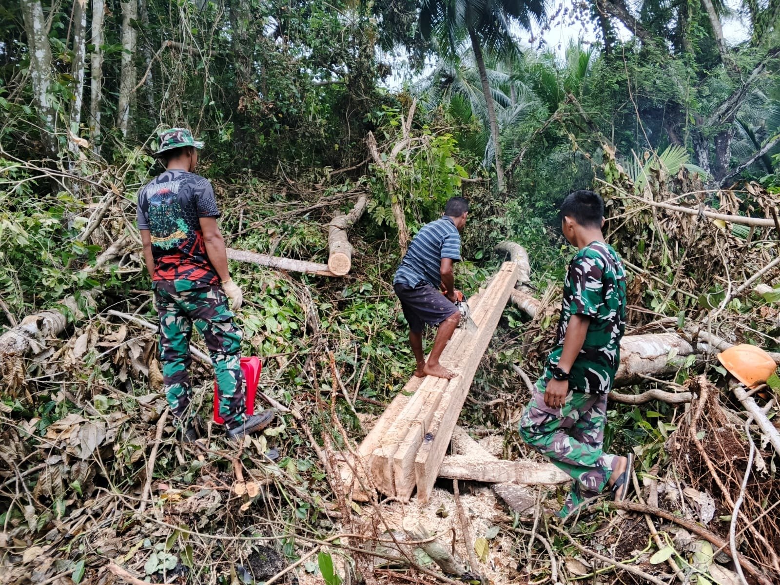 Dedikasi Satgas TMMD Ke-129, Angkat Kayu untuk Renovasi RTLH di Desa Umbele