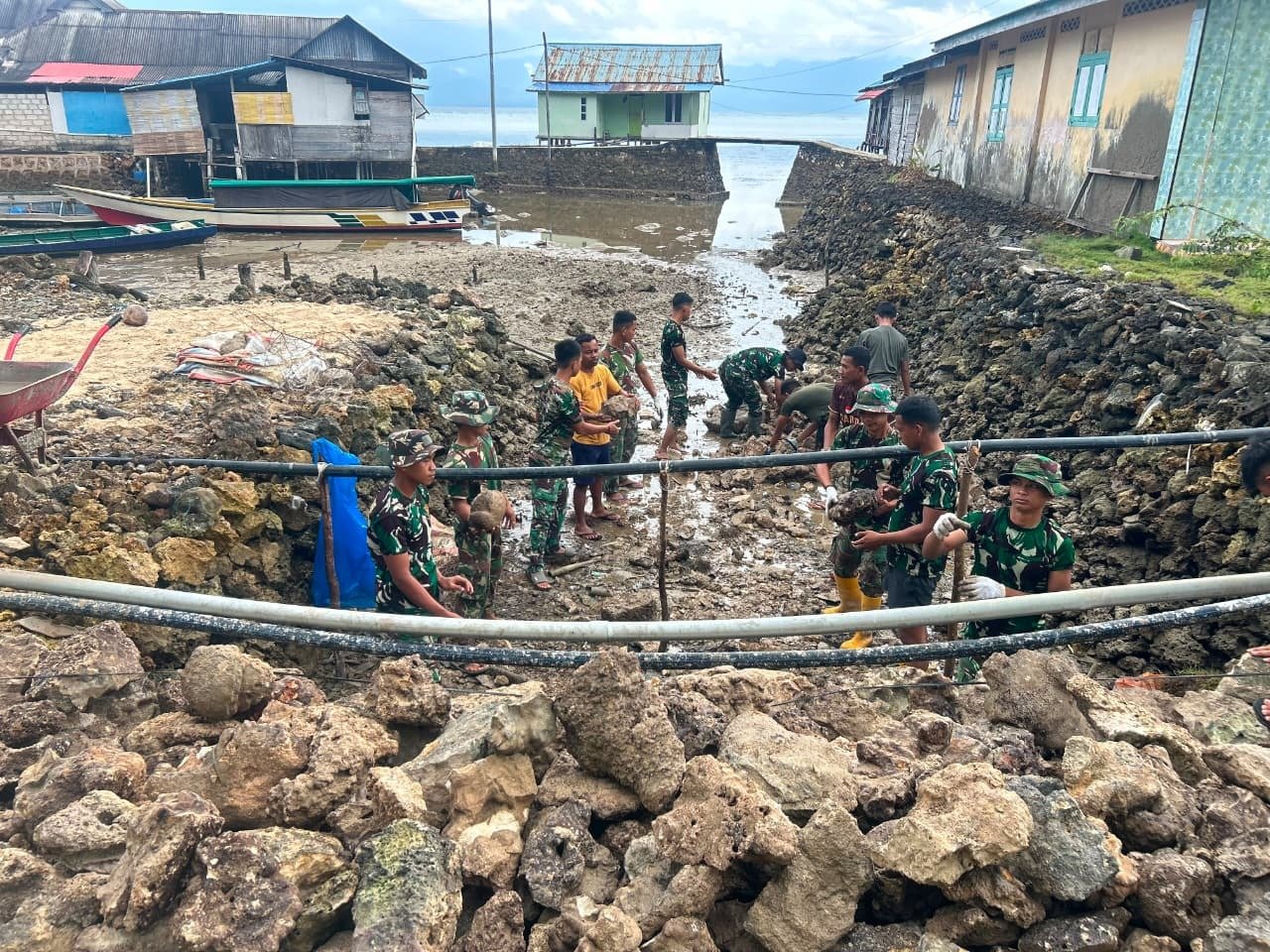 Penggalangan Batu Material, Satgas TMMD Ke-129 Kodim 1311/Morowali Cepatkan Pembangunan Jalan di Polewali