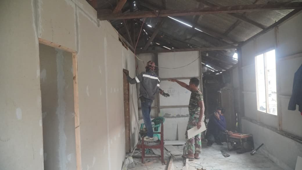 Pekerjaan Renovasi RTLH Bapak Suhardin di Umbele Lama Terus Berlanjut dengan Pemasangan Kalsiboard