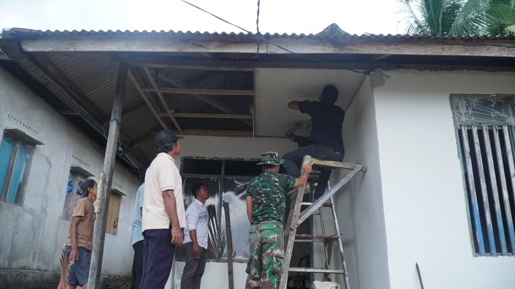 Pembangunan Plafon RTLH Bapak Hardi di Desa Pulau Dua Menuju Hasil Positif