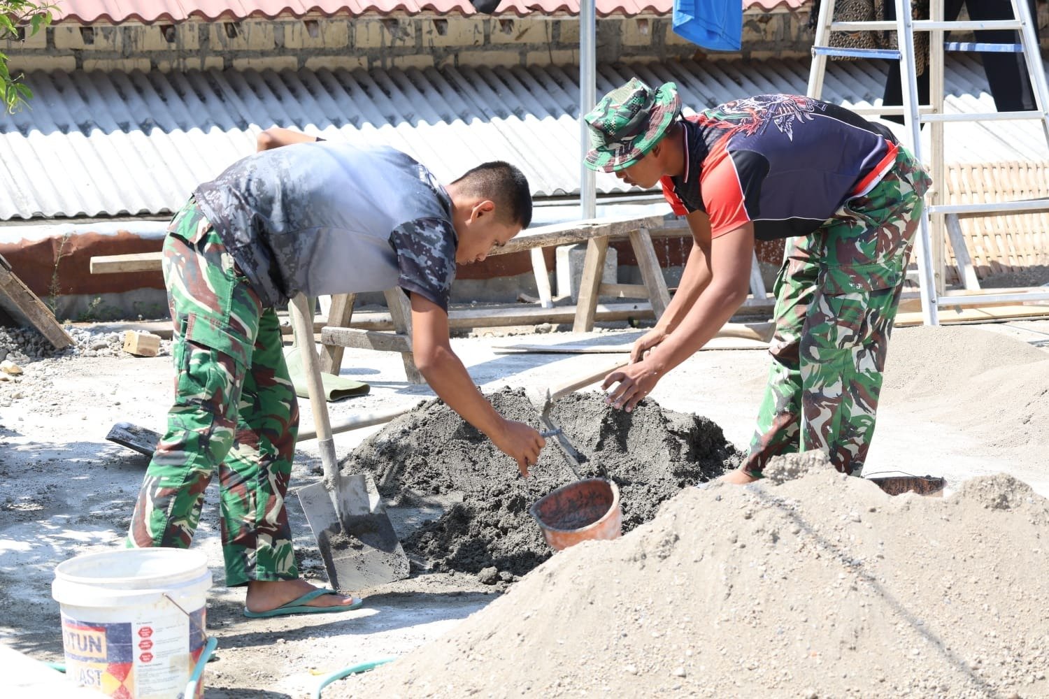 Dedikasi Satgas TMMD 129 Kodim 0812/Lamongan Dalam Membangun Rumah Layak Huni di Desa Tlemang
