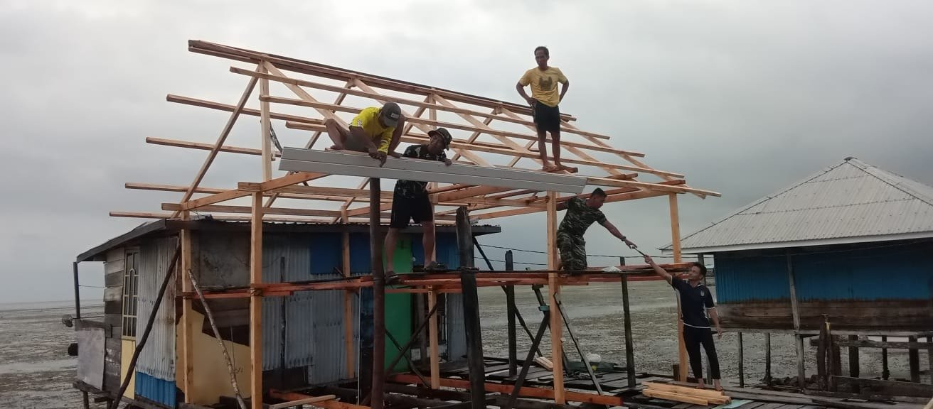 Pemasangan Lisplang pada Renovasi RTLH Ibu Syamsiah di Desa Umbele