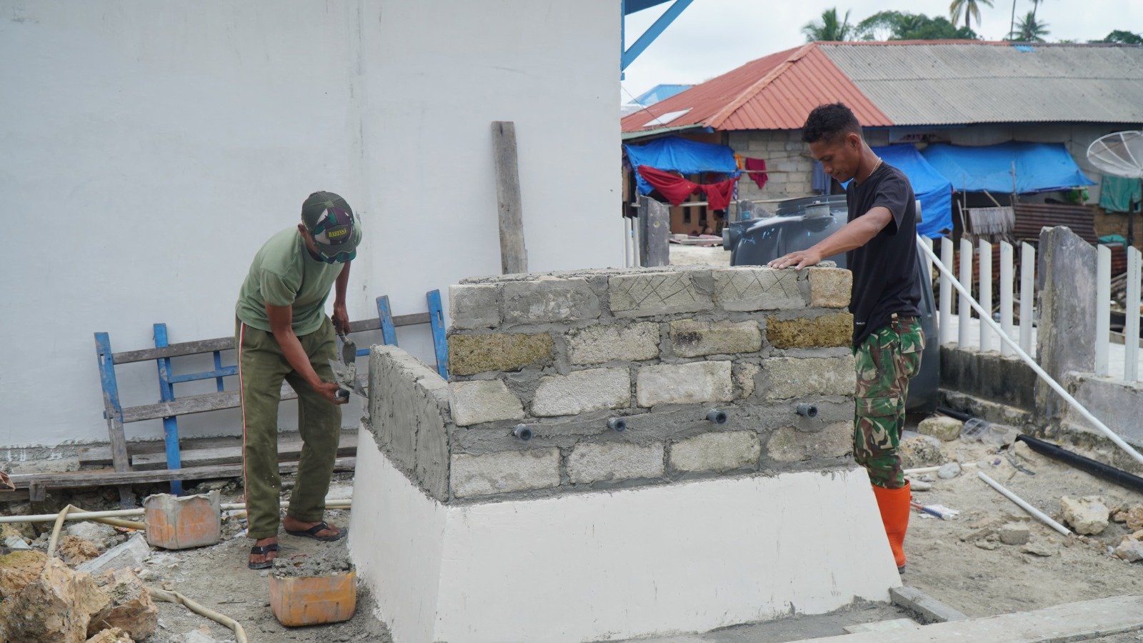 Progres Pemasangan Tandon Air di Desa Umbele Lama Berlanjut