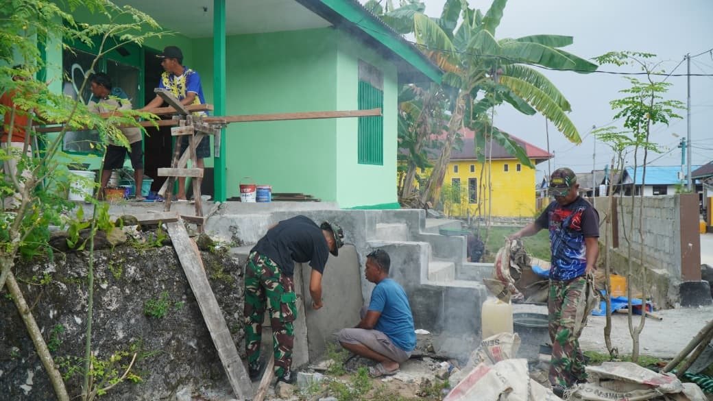 Progres Renovasi RTLH Bapak Suardi, Satgas TMMD Lakukan Pengecatan dan Penulisan Identitas