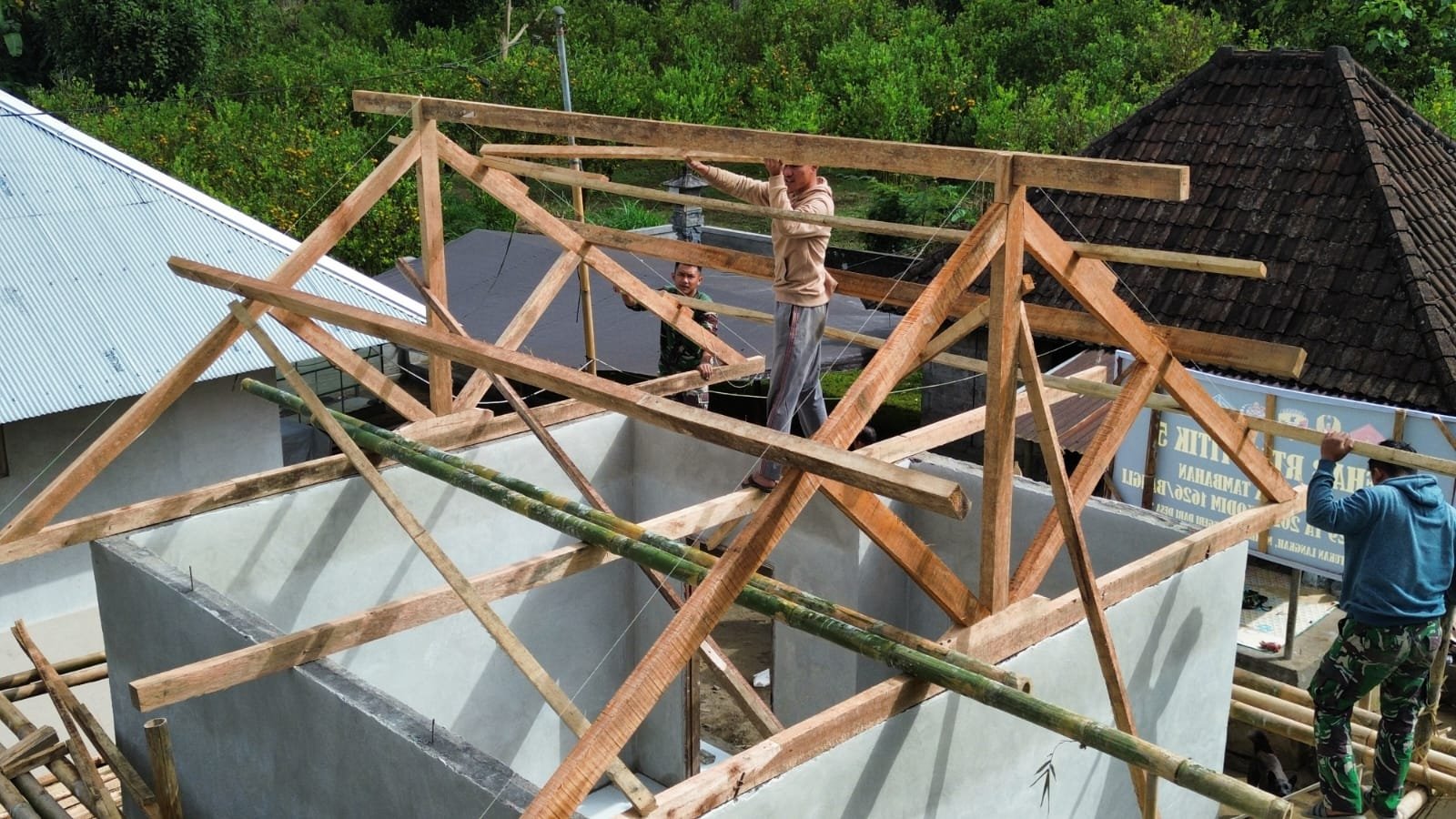 Pembangunan Atap untuk Rehab RTLH Pak Ketut Surija Mulai Dilaksanakan