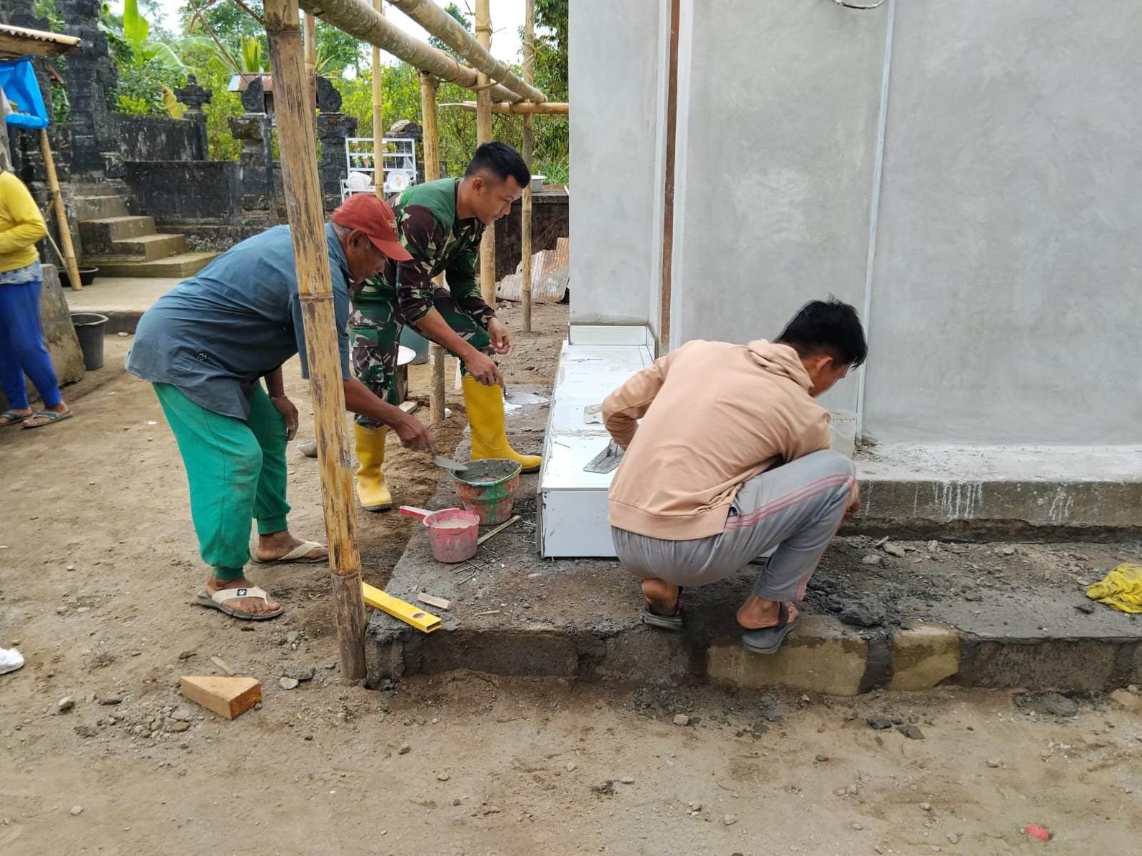 Pembangunan Hunian Layak, Satgas TMMD Ke-129 Genjot Pemasangan Keramik