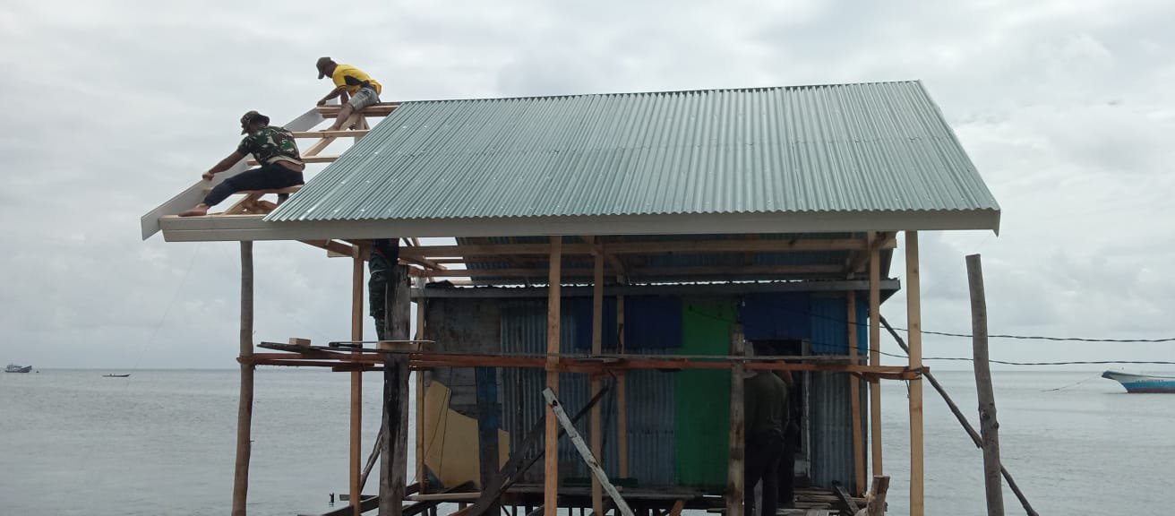 Proses Pemasangan Atap RTLH Ibu Syamsiah di Desa Umbele Dipercepat oleh Satgas TMMD Ke-129 Kodim 1311/Morowali
