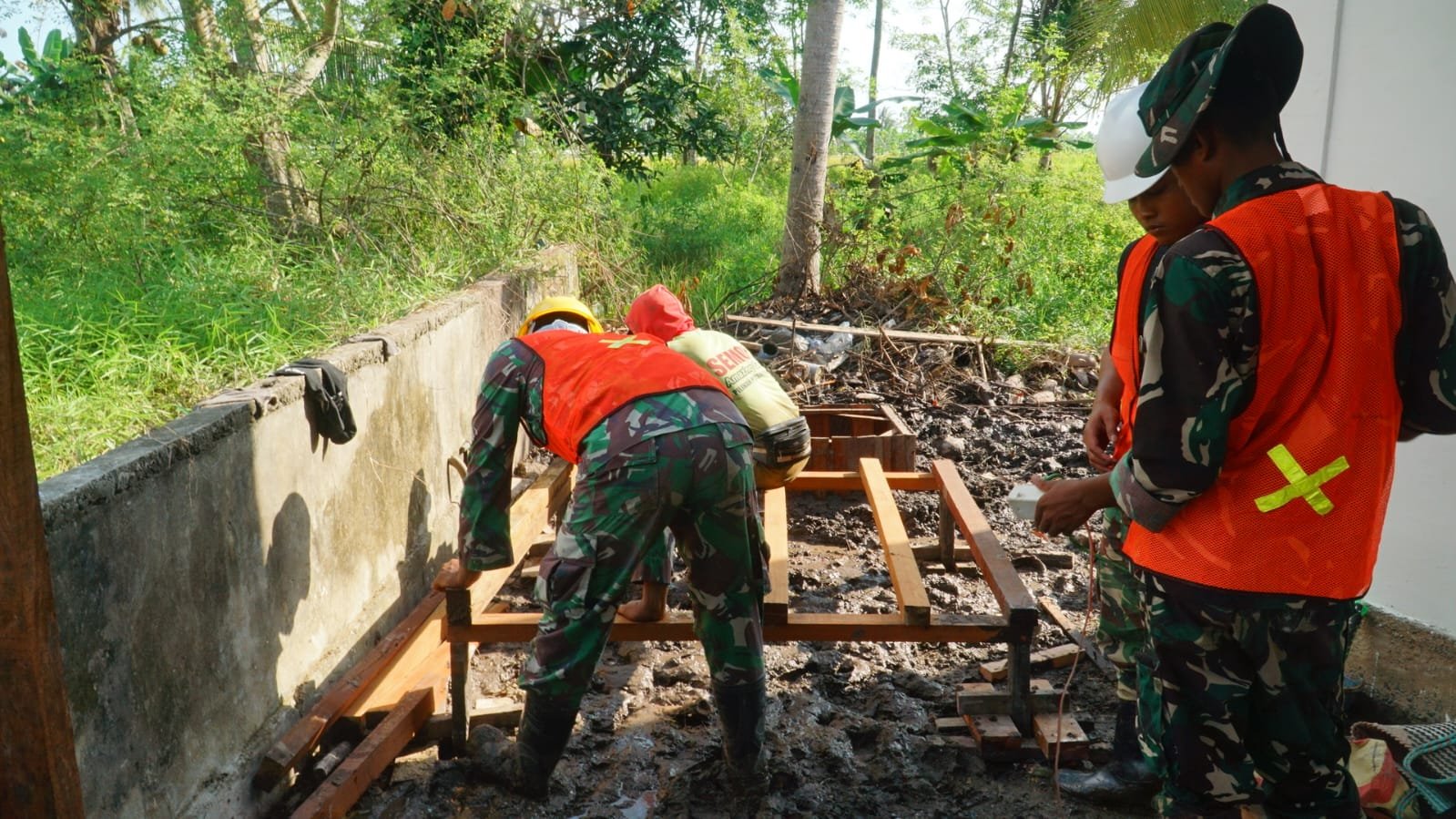 Kolaborasi TNI dan Masyarakat dalam Pembangunan MCK di Desa Bandar Raya