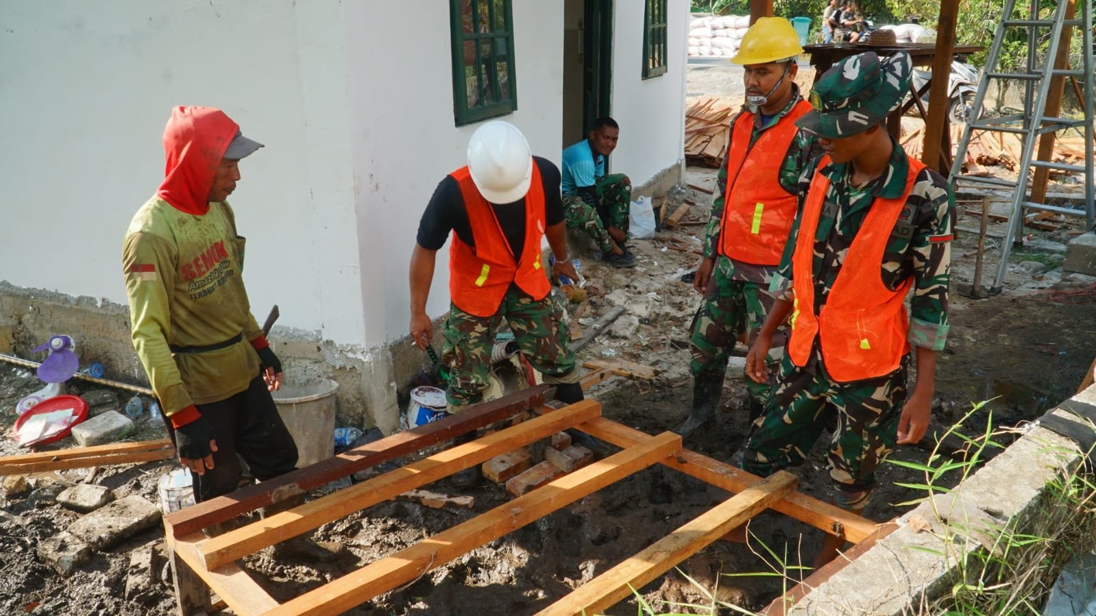 Program TMMD Ke-129 Kodim 1011/KLK Dorong Pembangunan Sanitasi di Desa Bandar Raya