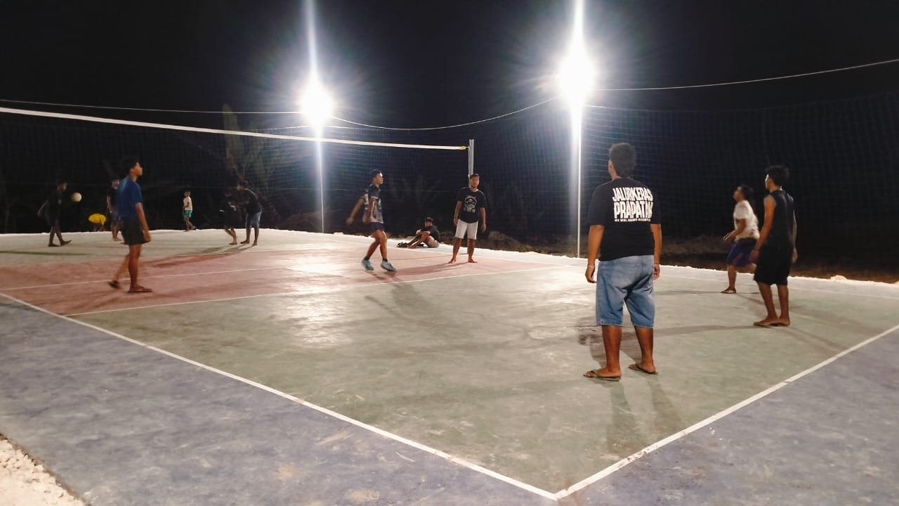 Kehangatan Malam di Desa Tlemang: Lapangan Voli Baru Jadi Magnet bagi Pemuda