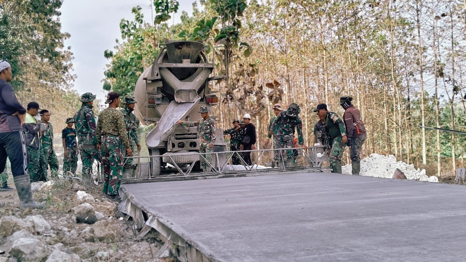 Semangat Tanpa Henti di Bawah Terik, TNI Satgas TMMD 129 Fokus Pada Pembangunan Jalan Beton