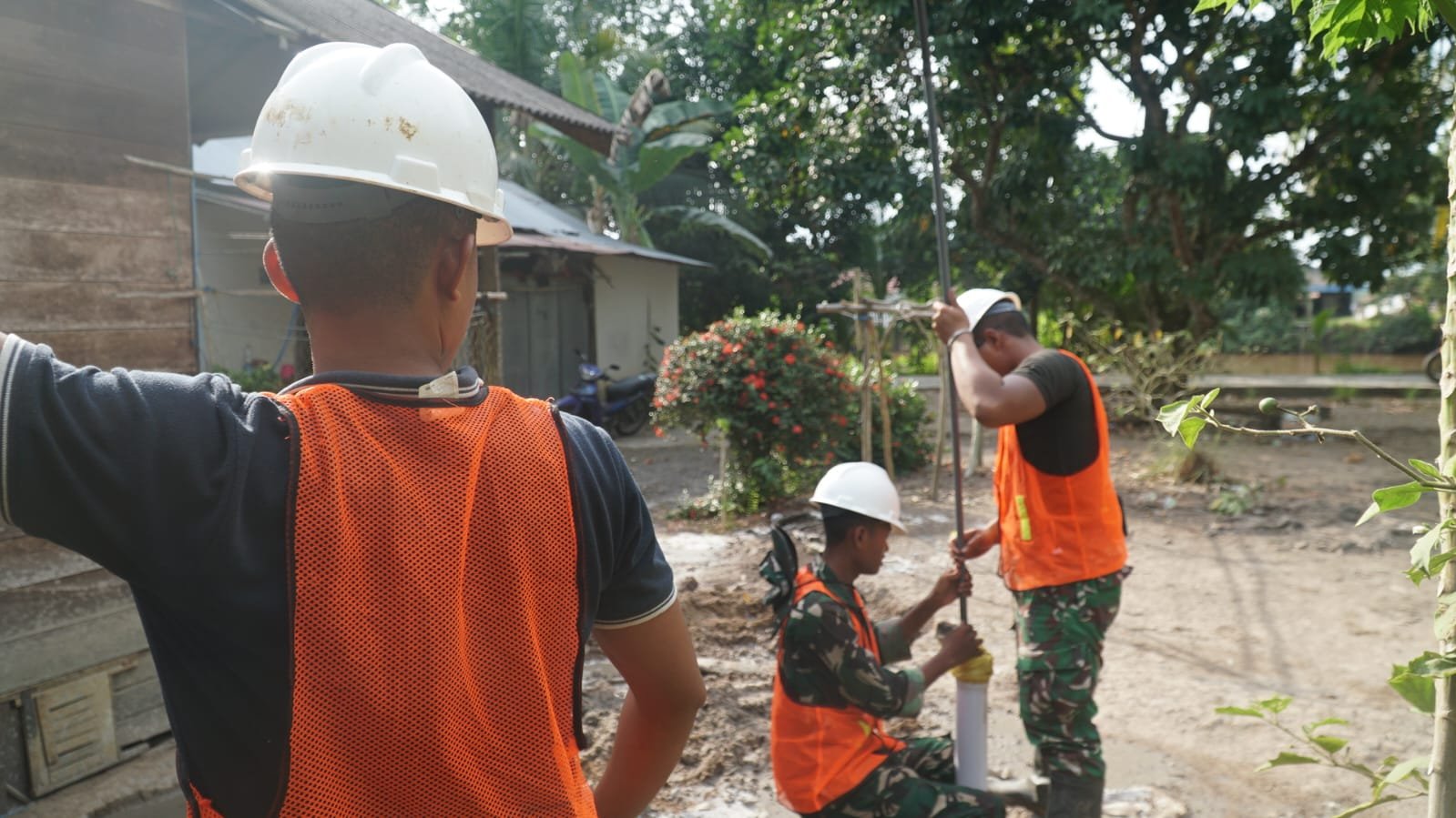Kerja Sama TNI dan Warga Percepat Pembangunan Sumur Bor SAS 5 di Desa Bandar Raya