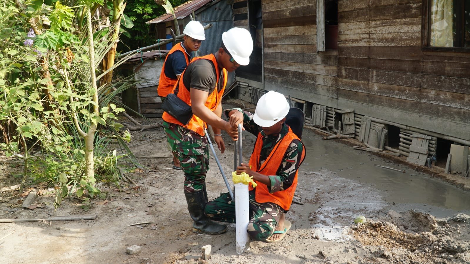 Pembangunan Infrastruktur Air Bersih oleh Satgas TMMD di Kapuas
