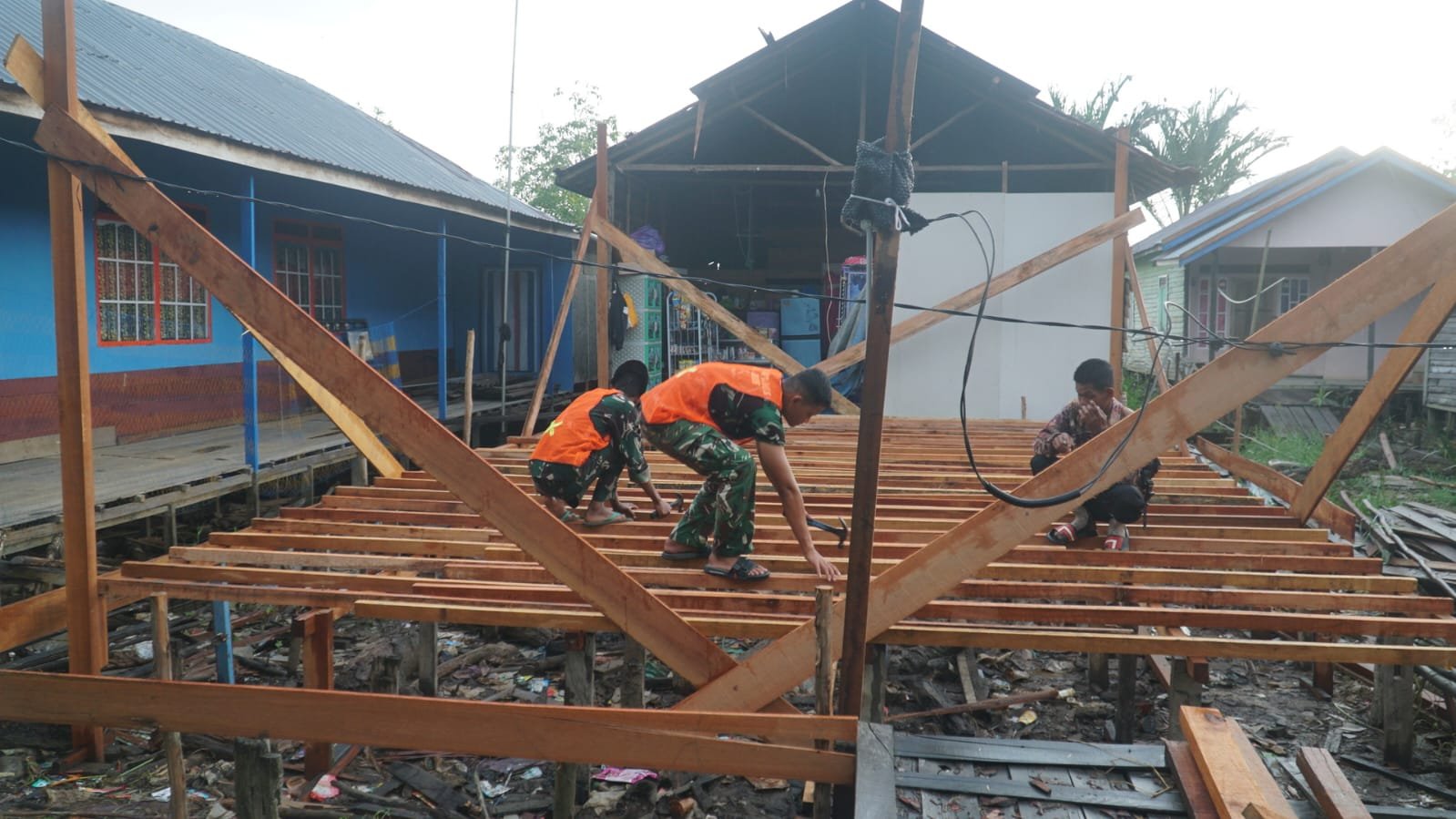 Kebersamaan Satgas TMMD dengan Masyarakat dalam Membangun RTLH Ibu Rini