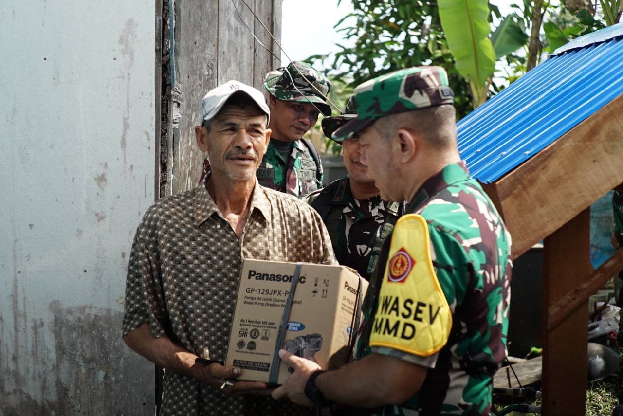 Tim Pengawasan TMMD Ke-129 Berikan Bantuan kepada Masyarakat Desa Bandar Raya